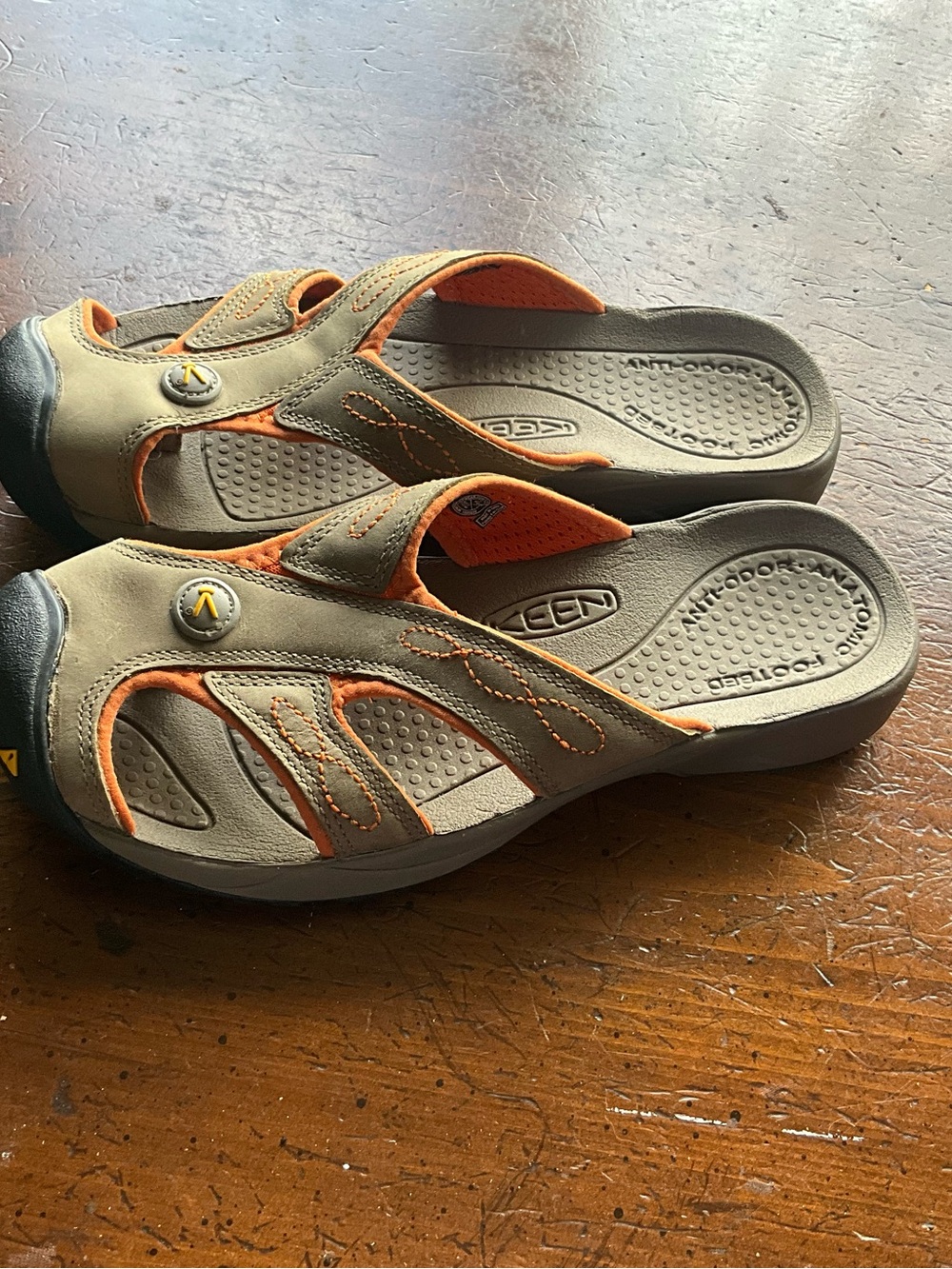 Keen size 8.5 ladies shoes - Picture 2 of 6